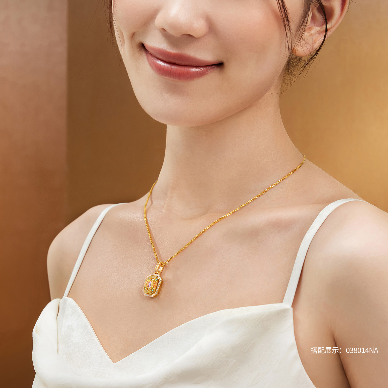 【20日上新】【成毅同款】六福珠宝冰·钻方糖黄金吊坠5G炫彩钻石挂坠037237PC冰钻新款