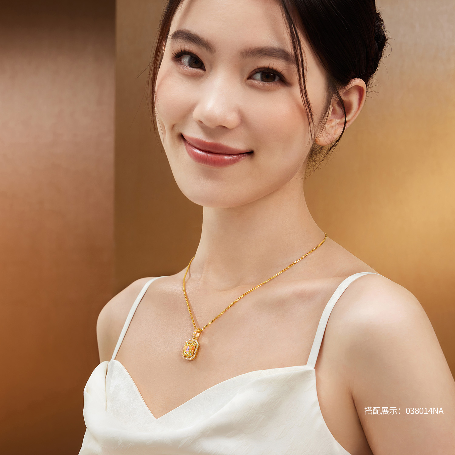 【20日上新】【成毅同款】六福珠宝冰·钻方糖黄金吊坠5G炫彩钻石挂坠037237PC冰钻新款