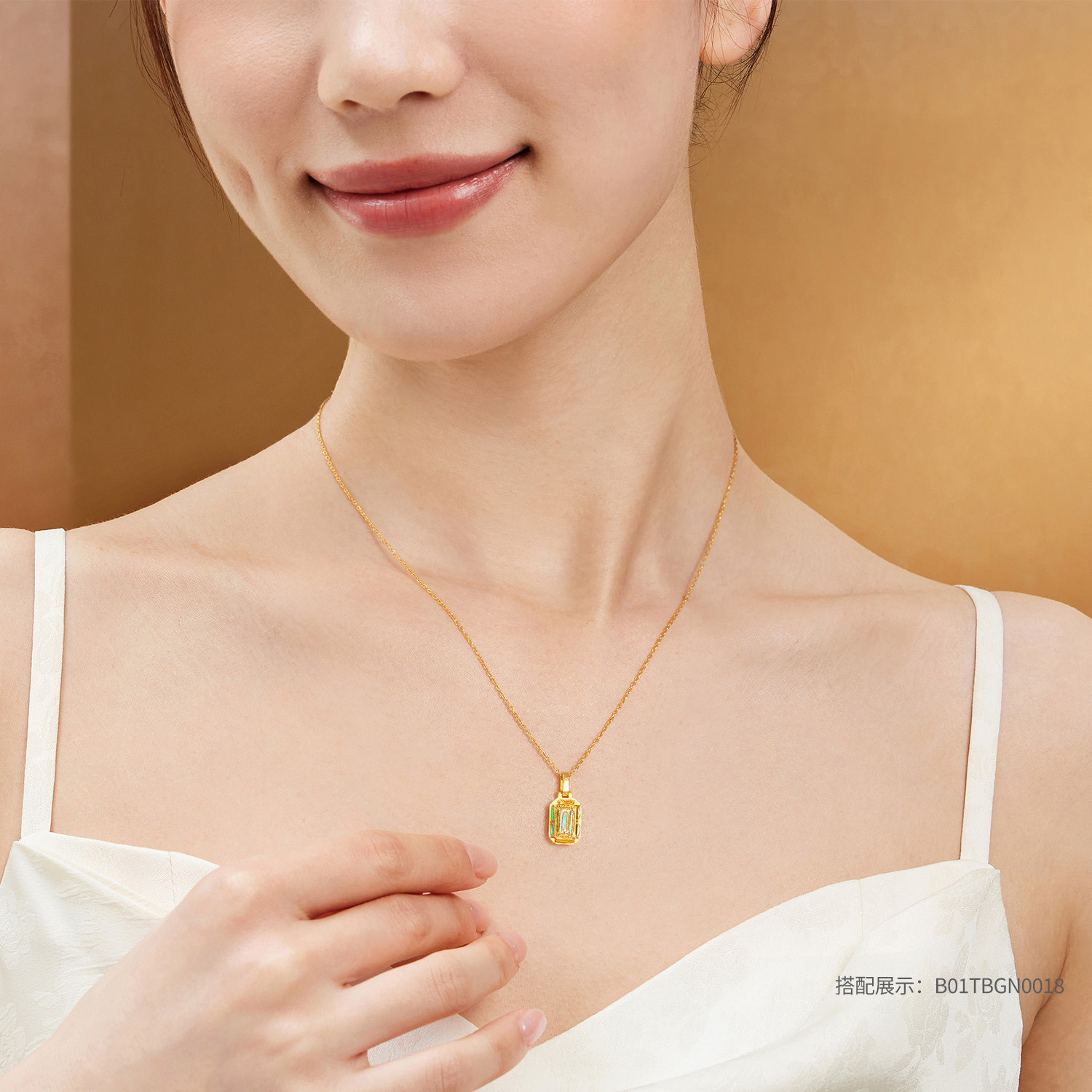 【20日上新】六福珠宝冰·钻方糖黄金吊坠女5G炫彩几何足金挂坠清新版037900PB冰钻新款