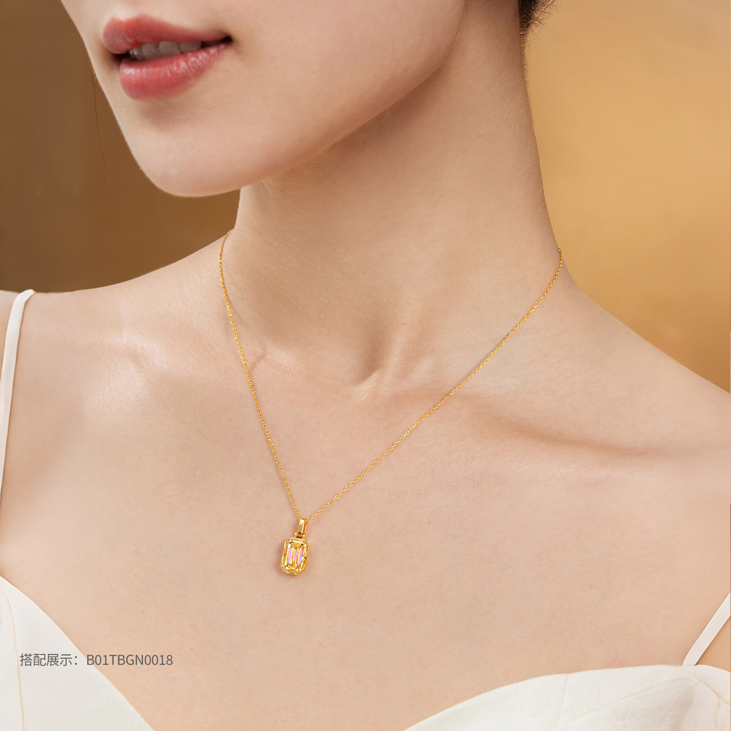 【20日上新】六福珠宝冰·钻方糖黄金吊坠女5G炫彩几何足金挂坠清新版037900PB冰钻新款