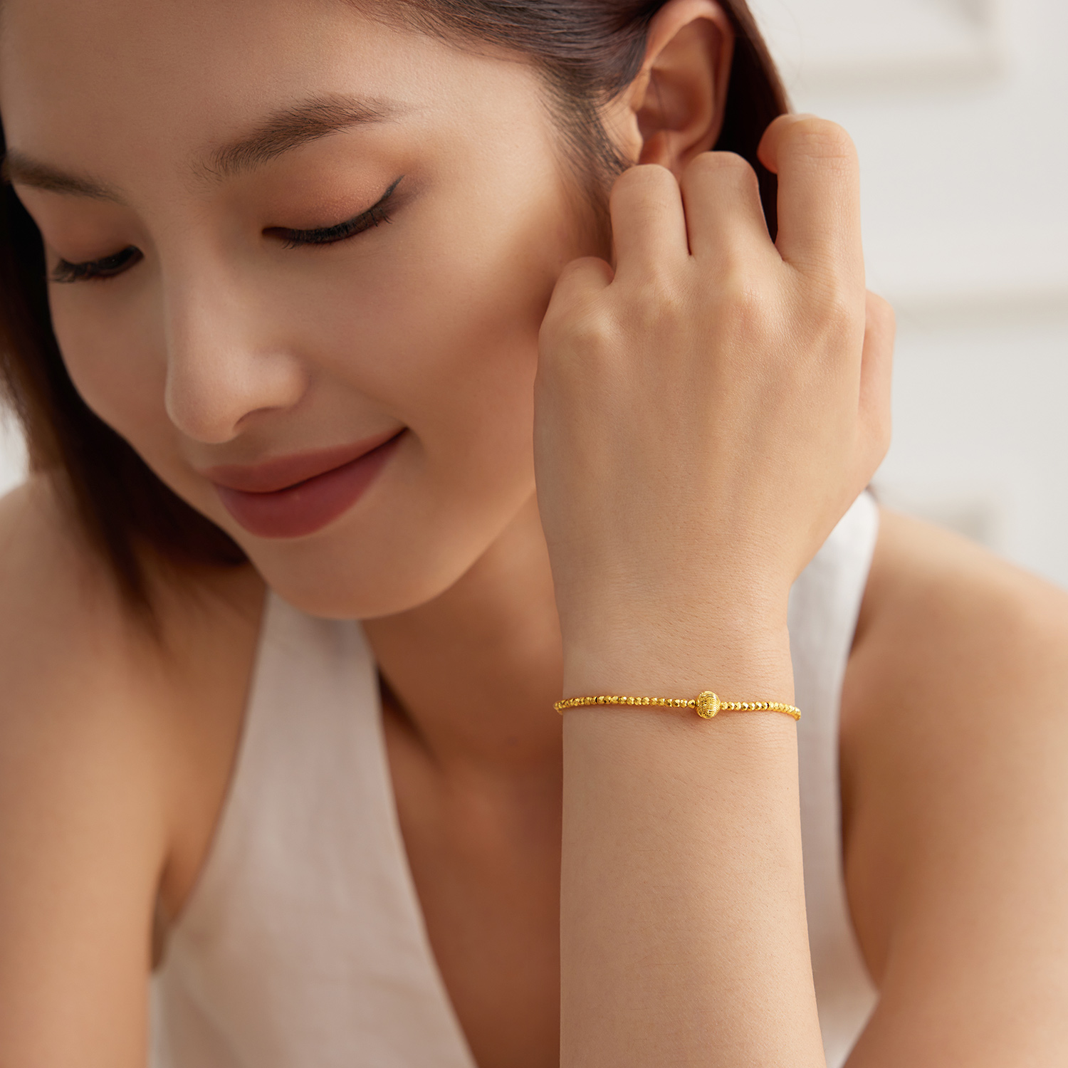 【会员月特惠】六福珠宝光影金蹦迪珠黄金手链女爆闪猫眼金珠手串计价GJG0247DS