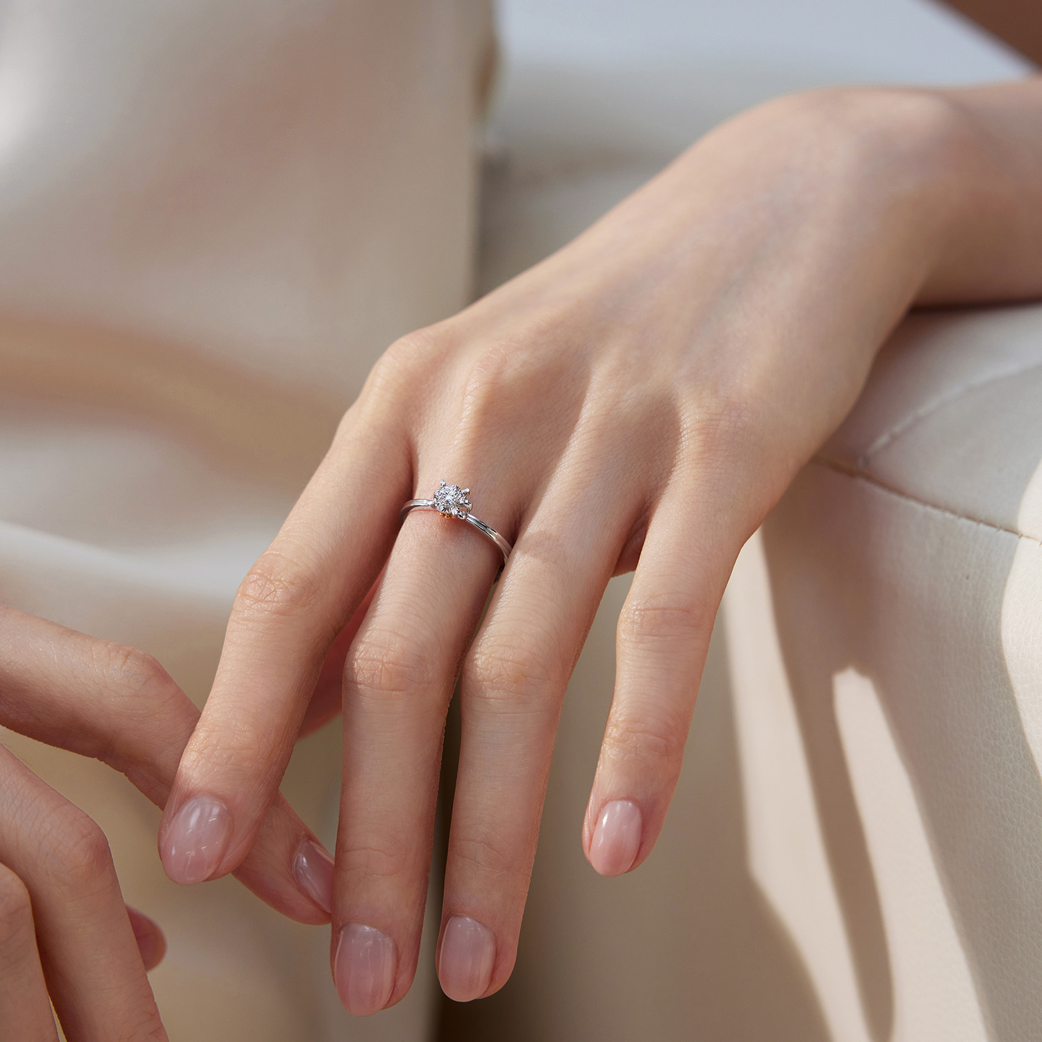 【秒杀】六福珠宝花愿双色车花18k金天然钻石戒指女四爪镶求婚钻戒N218【联系客服补货】